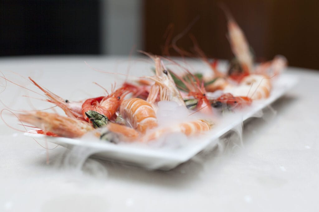 Gambas y mariscos en una bandeja de hielo