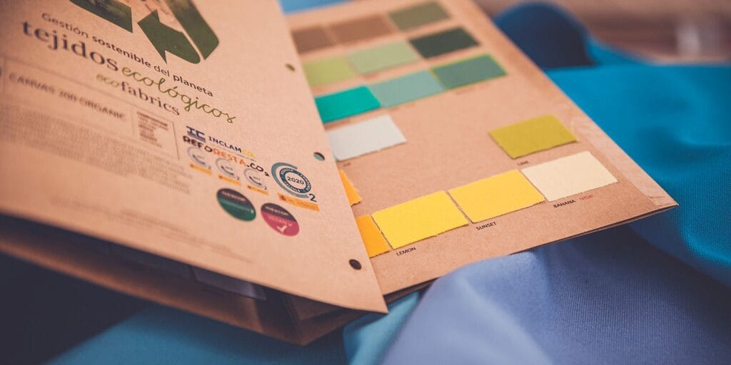 Catálogo de tejidos ecológicos con muestras de colores.