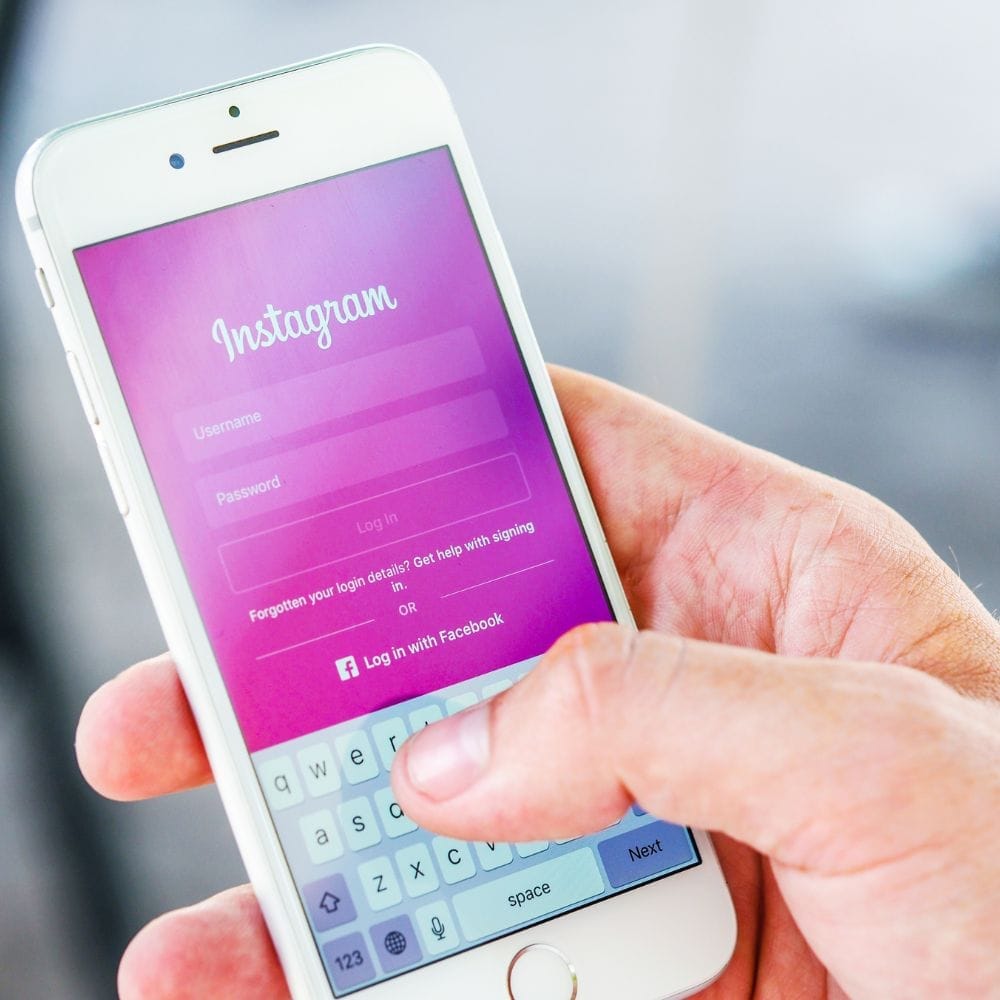 Persona usando Instagram en un iPhone