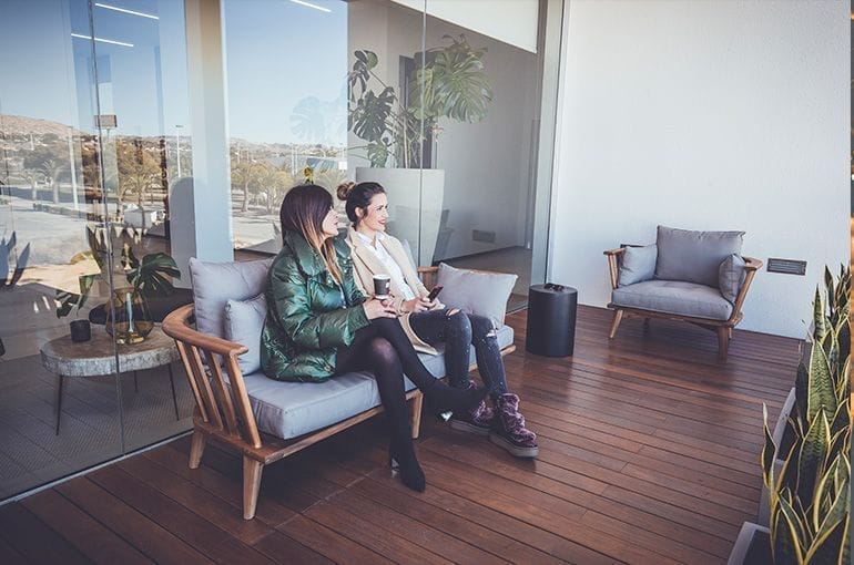 Mujeres sentadas en un lounge moderno